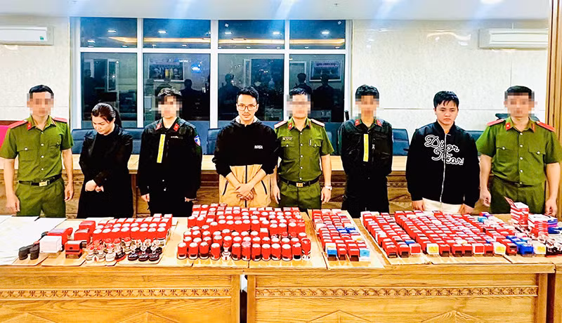 Các đối tượng và tang vật trong đường dây tội phạm rửa tiền quy mô lớn nhất từ trước đến nay tại Đà Nẵng bị triệt phá. Ảnh: Công an cung cấp.