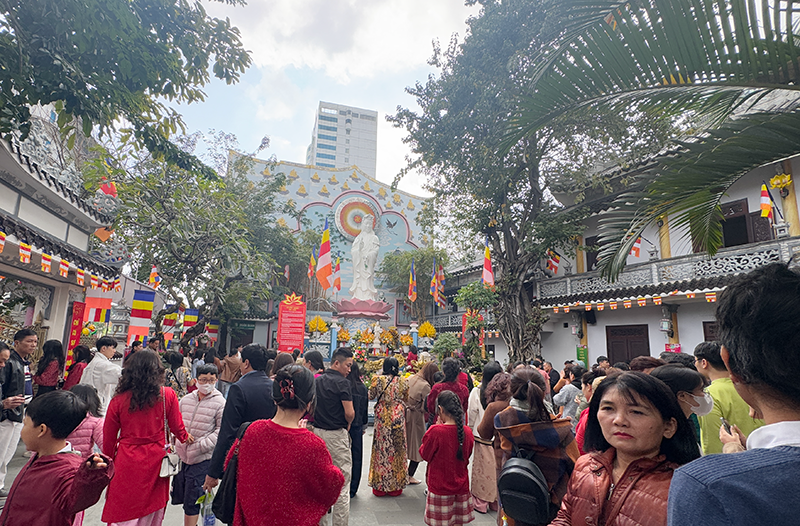 Sáng Mùng 1 Tết Ất Tỵ, người dân Đà Nẵng đổ về các ngôi chùa trên địa bàn để thăm viếng, cầu cho năm mới bình an.