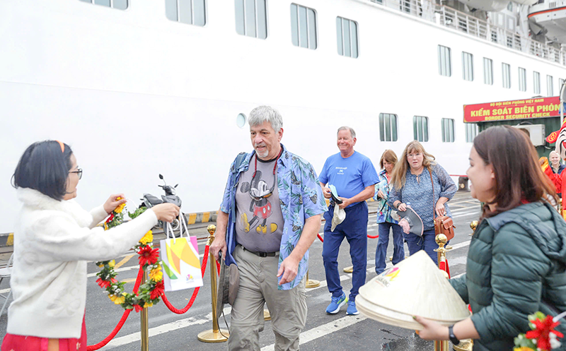 Du khách quốc tế đến bằng đường tàu biển xông đất Đà Nẵng trong sáng mùng 1 Tết Ất Tỵ.