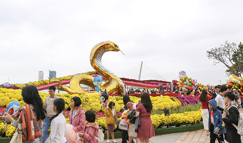 Linh vật năm Ất Tỵ tại đường hoa xuân Bạch Đằng, TP Đà Nẵng.