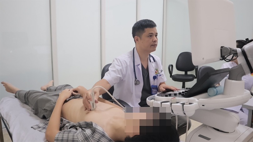 Bác sĩ đang thăm khám cho bệnh nhân