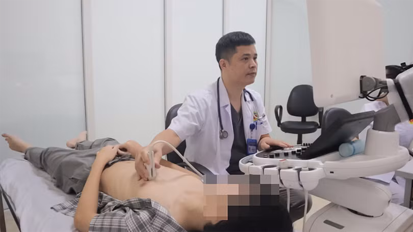 Bác sĩ đang thăm khám cho bệnh nhân