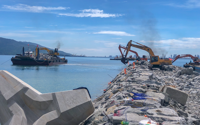 Tính đến cuối tháng 9/2024, dự án xây dựng cơ sở hạ tầng dùng chung khu bến cảng Liên Chiểu đã thi công đạt hơn 72% khối lượng