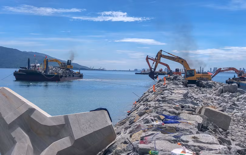 Tính đến cuối tháng 9/2024, dự án xây dựng cơ sở hạ tầng dùng chung khu bến cảng Liên Chiểu đã thi công đạt hơn 72% khối lượng