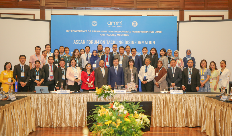 Các đại biểu tham dự Diễn đàn khu vực ASEAN về ứng phó và xử lý tin sai sự thật trên không gian mạng chụp ảnh lưu niệm