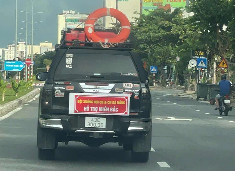 Đội xuồng hơi cứu hộ - cứu nạn Đà Nẵng tình nguyện lên đường ứng cứu người dân vùng lũ phía Bắc (Ảnh Minh Việt)