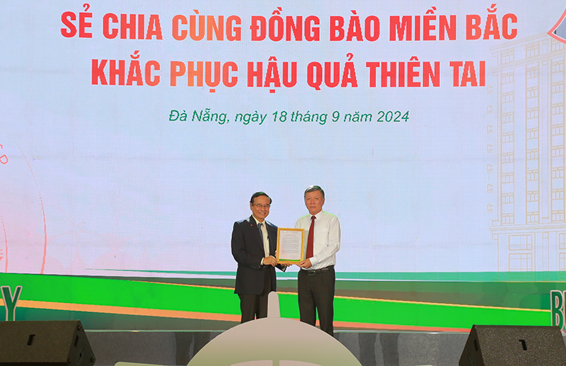 Ông Lê Văn Trung (bìa phải), Chủ tịch Uỷ ban MTTQ Việt Nam TP Đà Nẵng tiếp nhận Thư ủng hộ và số tiền 500 triệu đồng của ĐH Đông Á dành cho đồng bào miền Bắc khắc phục hậu quả bão số 3 (Yagi).