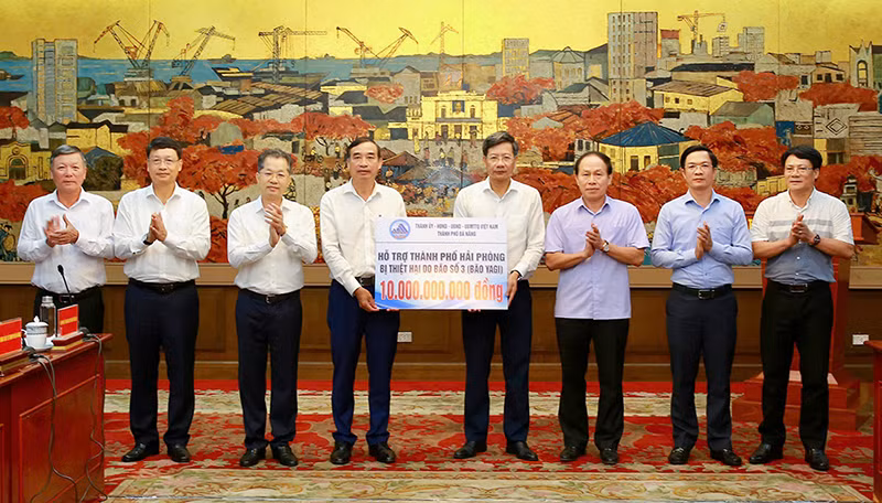 Thành ủy - HĐND - UBND - Ủy ban MTTQ Việt Nam TP Đà Nẵng hỗ trợ TP Hải Phòng 10 tỷ đồng khắc phục hậu quả cơn bão số 3 (Ảnh Thanh Nguyên)
