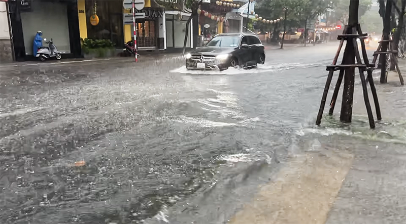 Áp thấp nhiệt đới mạnh lên thành bão số 4 gây ngập úng nhiều khu vực ở Đà Nẵng trong sáng 18/9