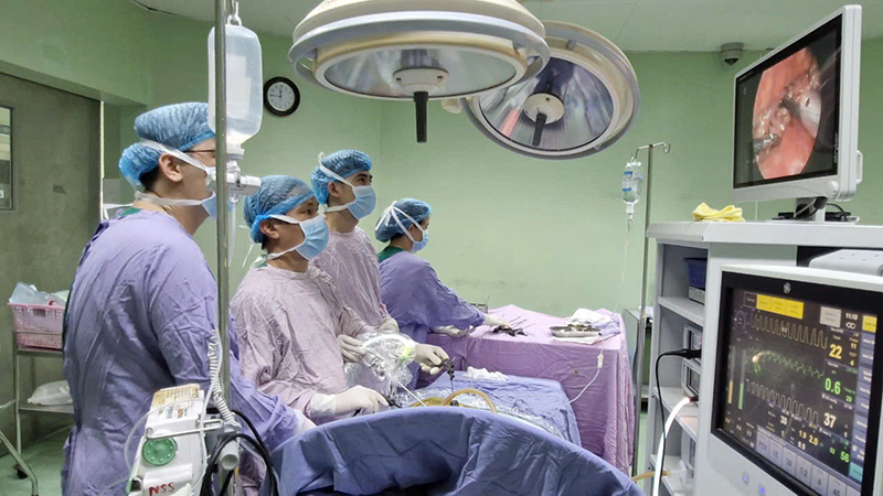 Các bác sĩ Bệnh viện Phụ sản - Nhi Đà Nẵng đang phẫu thuật nội soi ca teo thực quản bẩm sinh hiếm gặp ở bệnh nhi sơ sinh 3 ngày tuổi.