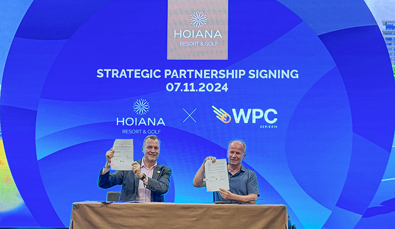 Ông Jan David (bìa phải), người sáng lập tổ chức Pickleball Global và Giải vô địch Pickleball thế giới cùng đại diện Hoiana Resort & Golf ký thoả thuận tổ chức giải đấu Pickleball quốc tế tại Quảng Nam vào Quý I/2025.