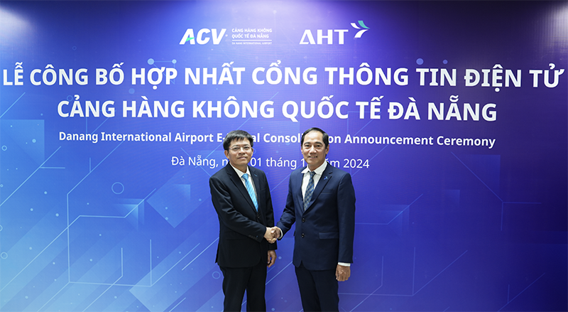 Lãnh đạo Cảng hàng không quốc tế Đà Nẵng và Công ty CP Đầu tư Khai thác Nhà ga quốc tế Đà Nẵng (AHT) tại lễ hợp nhất cổng thông tin điện tử.
