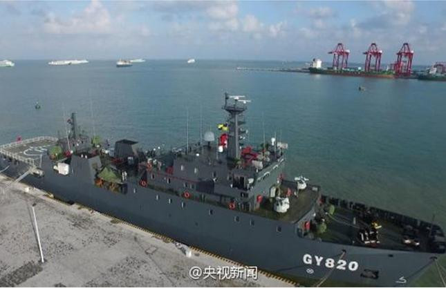 Tàu bảo đảm tổng hợp mới GY820, dài 90 m, rộng 14,6 m, lượng giãn nước 2.700 tấn, là tàu chiến lớn nhất của Lục quân Trung Quốc. Ảnh: Đa Chiều.