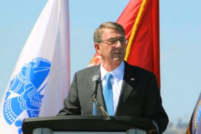 Ngày 29/9/2016, Bộ trưởng Quốc phòng Mỹ Ashton B. Carter phát biểu trên tàu sân bay USS Carl Vinson. Ảnh: Kyodo