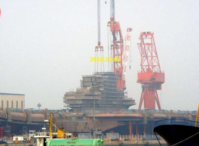 Tàu sân bay nội đầu tiên Type 001A Trung Quốc có thể lắp radar mảng pha quét điện tử chủ động. Ảnh: Đa Chiều