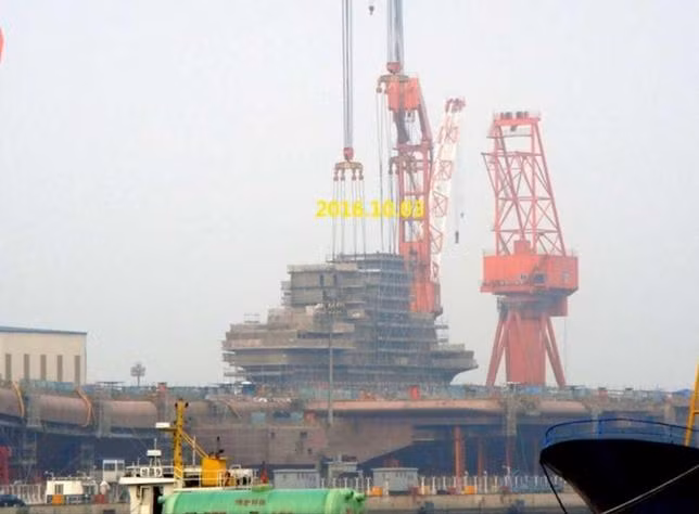 Tàu sân bay nội đầu tiên Type 001A Trung Quốc có thể lắp radar mảng pha quét điện tử chủ động. Ảnh: Đa Chiều