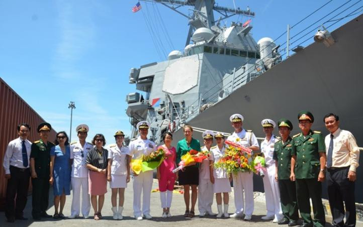 Giao lưu hải quân giữa Việt Nam và Mỹ. Ảnh: USCG.