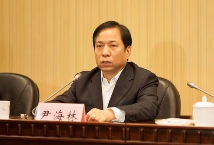 Ngày 22/8/2016, Doãn Hải Lâm, Phó chủ tịch thành phố Thiên Tân, Trung Quốc ngã ngựa. Ảnh: Sina