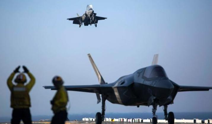 Máy bay chiến đấu tàng hình F-35B hạ cánh trên boong tàu tấn công đổ bộ USS Wasp. Ảnh: Bành Bái.