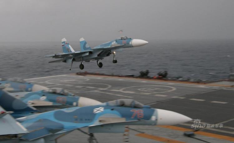 Máy bay chiến đấu Su-33 Nga tiến hành huấn luyện ở biển xa. Ảnh: Sina