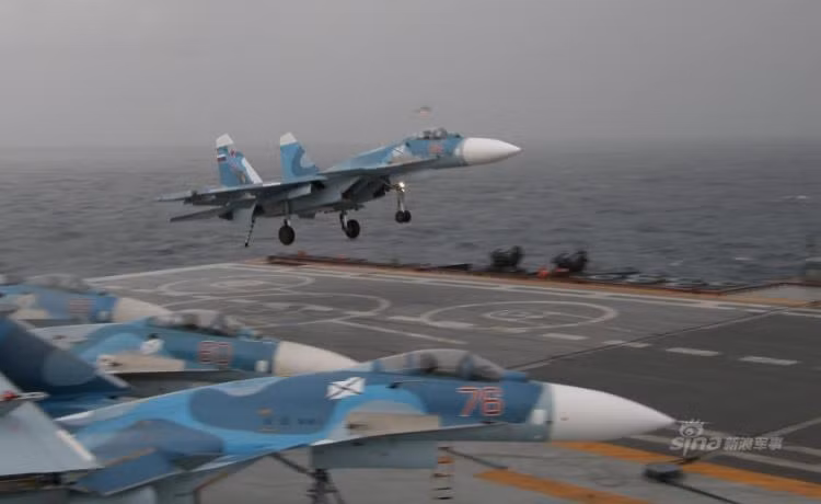 Máy bay chiến đấu Su-33 Nga tiến hành huấn luyện ở biển xa. Ảnh: Sina