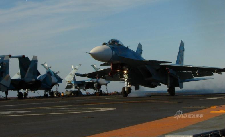 Máy bay chiến đấu Su-33 Nga tiến hành huấn luyện ở biển xa. Ảnh: Sina