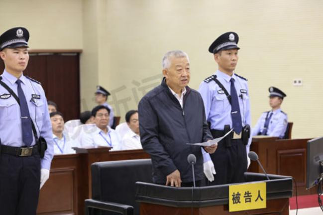 Bạch Ân Bồi, nguyên phó Chủ nhiệm Ủy ban bảo vệ tài nguyên và môi trường, Quốc hội Trung Quốc bị xét xử. Ảnh: Tân Hoa xã