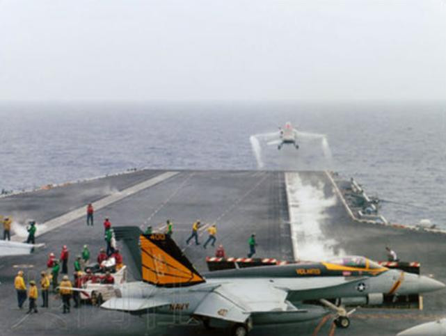 Ngày 15/6/2016, máy bay chiến đấu trên tàu sân bay USS John C. Stennis Mỹ huấn luyện cất hạ cánh trong cuộc tập trận chung Malabar-2016 giữa Nhật Bản, Mỹ và Ấn Độ. Ảnh: Cankao