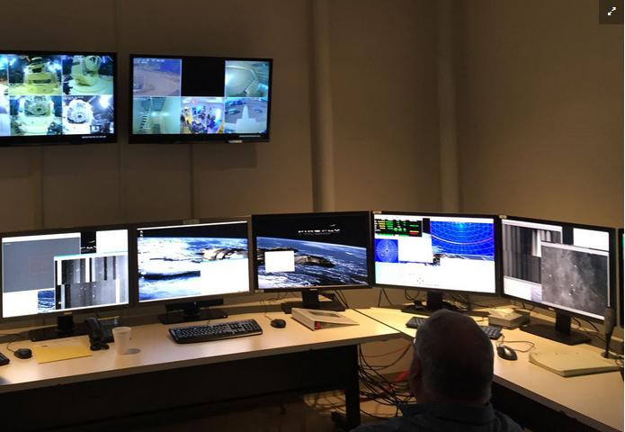 Phòng điều hành kính viễn vọng theo dõi vũ trụ Mỹ. Ảnh: Popular Science