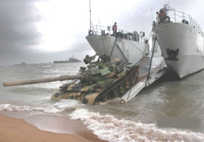 Tàu đổ bộ hai thân Type 074A của Quân đội Trung Quốc. Ảnh: Thời báo Hoàn Cầu