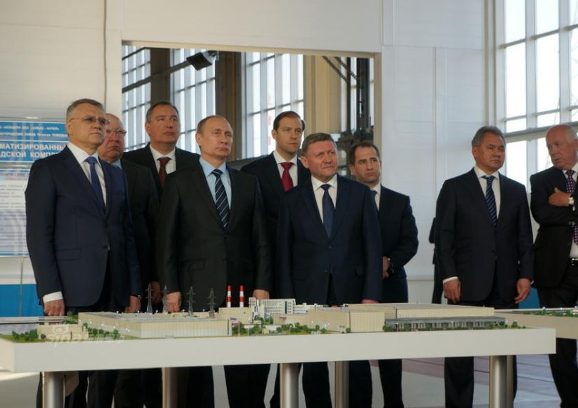 Tổng thống Nga Vladimir Putin kiểm tra tiến độ tên lửa S-400 xuất khẩu cho Trung Quốc. Ảnh: Sina.