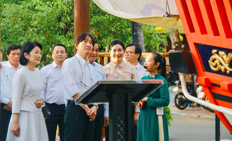 Hoàng Thái tử Nhật Bản Akishino và Công nương Kiko bên mô hình thuyền Châu Ấn được trưng bày tại phố cổ Hội An (ảnh Truong Ngo)
