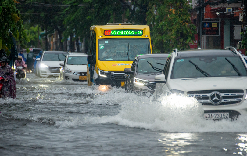 Đường phố Đà Nẵng ngập sâu trong cơn mưa ngày 25/9/2023