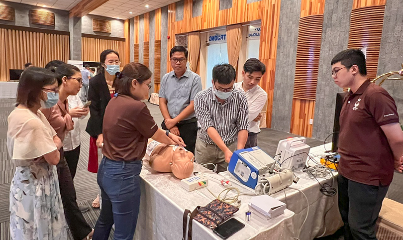 Các chuyên gia hướng dẫn thực hành cấp cứu cho nhân viên y tế 