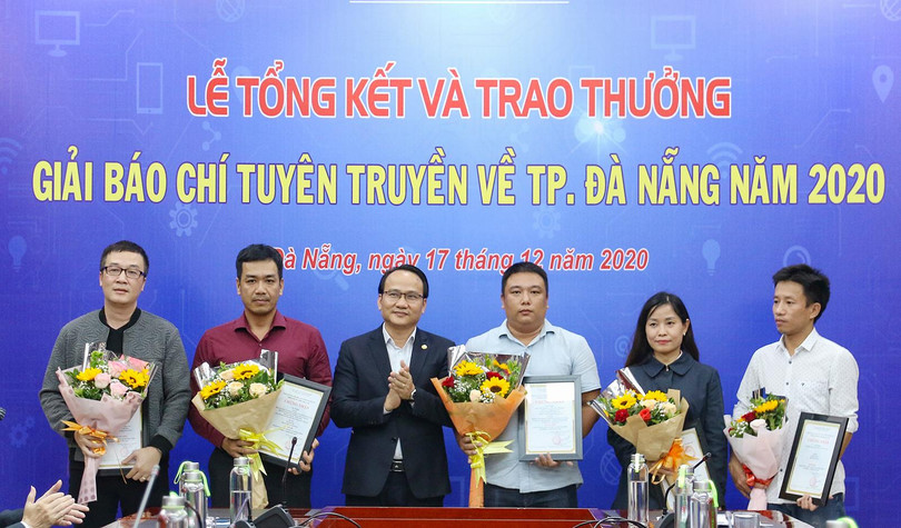 Các tác giả đoạt giải trong nhóm đề tài tuyên truyền về Chương trình “Đà Nẵng - Thành phố 4 an”