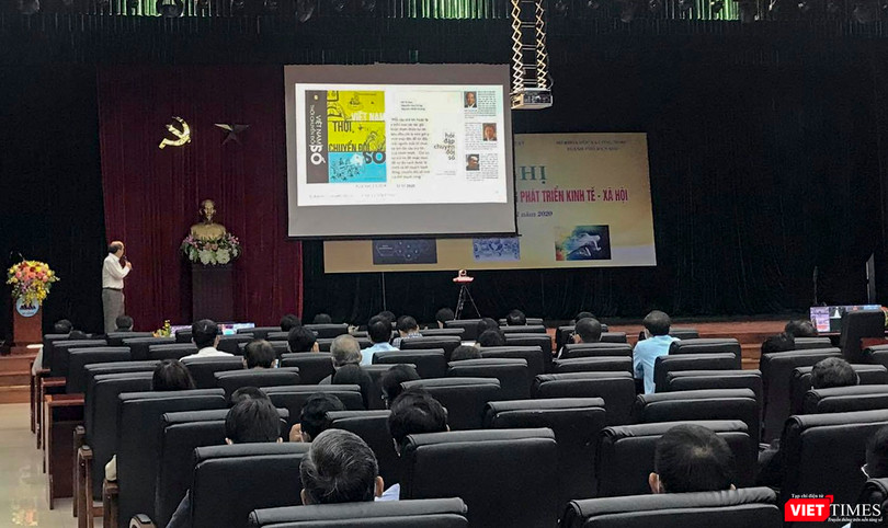 GS.TS.Hồ Tú Bảo - Giám đốc Phòng thí nghiệm Khoa học dữ liệu, Viện nghiên cứu cao cấp về Toán học (kiêm Giám đốc học khoa học Viện John Von Neuman, Đại học quốc gia TP HCM) trình bày tại sự kiện