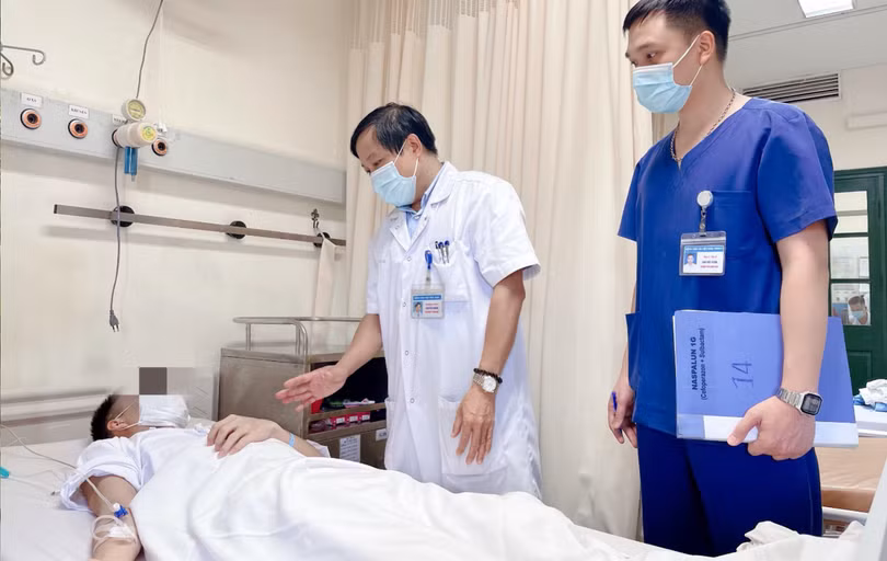 PGS. TS Nguyễn Quang – Giám đốc Trung tâm Nam học, Bệnh viện HN Việt Đức, Chủ tịch Hội Y học Giới tính Việt Nam đang thăm khám cho bệnh nhân