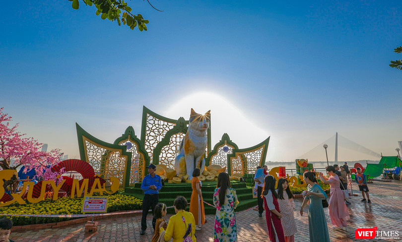 Linh vật mèo tại đường hoa xuân Đà Nẵng