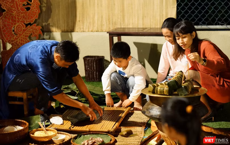 Gói bánh chưng, bánh tét tại không gian văn hoá "Chợ quê ngày Tết"