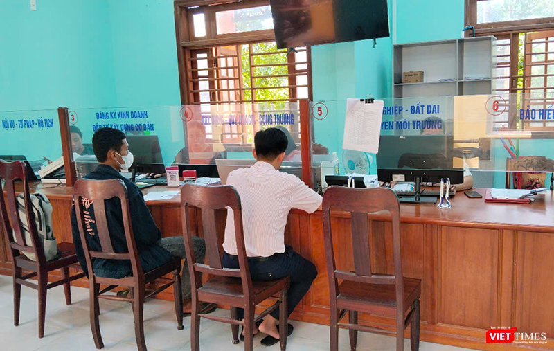 Người dân làm thủ tục tại Trung tâm phục vụ dịch vụ công xã Nam Trà My, thành phố Đà Nẵng. Ảnh Xuân Thọ.