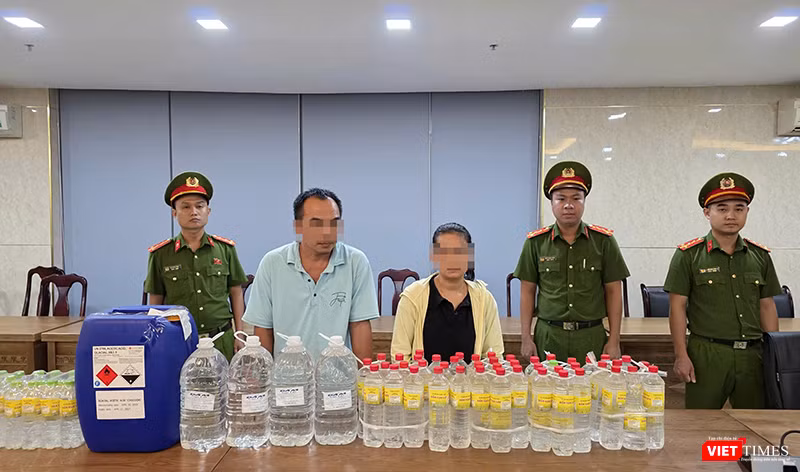 Vợ chồng Thanh - Hậu cũng tang vật tại cơ quan công an.