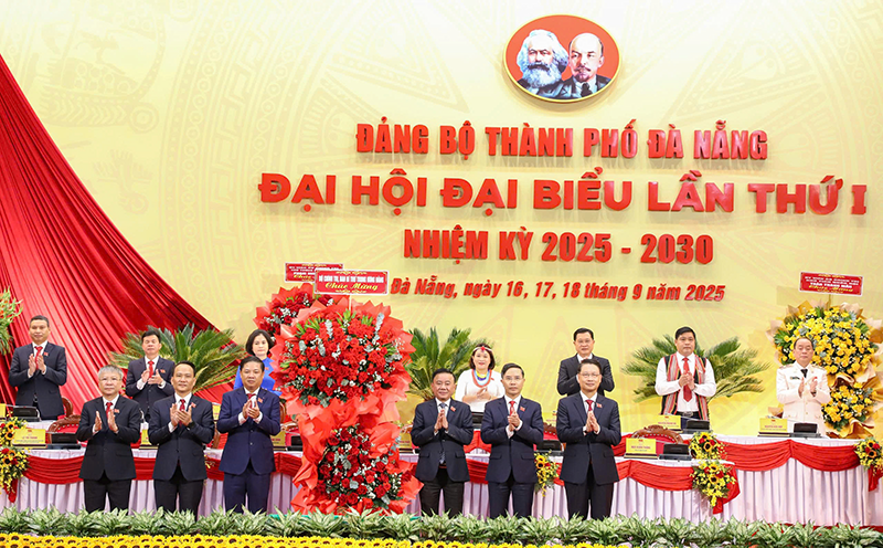 Ông Trần Cẩm Tú, Uỷ viên Bộ Chính trị, Thường trực Ban Bí thư thay mặt Bộ Chính trị tặng hoa chúc mừng Đại hội Đại biểu lần thứ I Đảng Bộ TP Đà Nẵng, nhiệm kỳ 2025-2030.