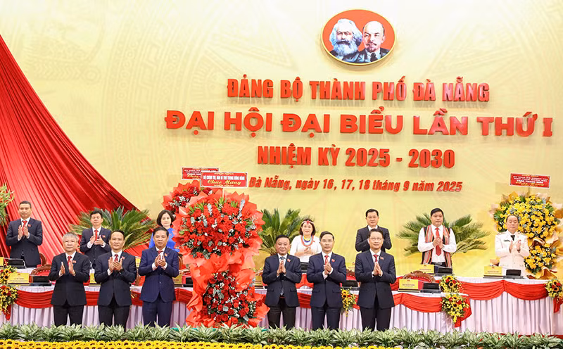 Ông Trần Cẩm Tú, Uỷ viên Bộ Chính trị, Thường trực Ban Bí thư thay mặt Bộ Chính trị tặng hoa chúc mừng Đại hội Đại biểu lần thứ I Đảng Bộ TP Đà Nẵng, nhiệm kỳ 2025-2030.