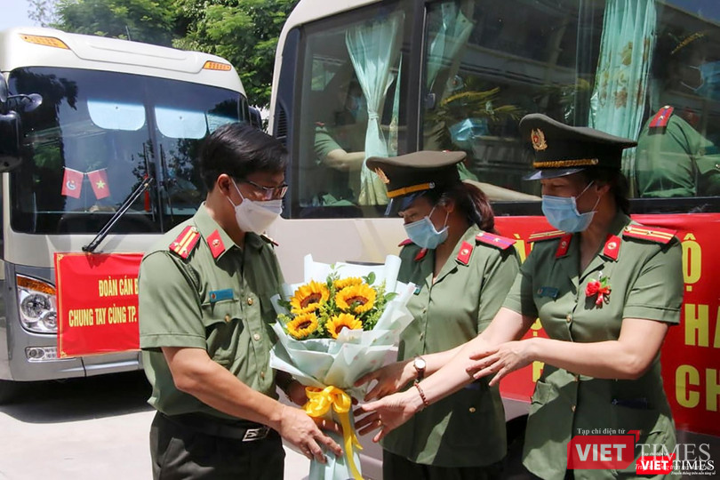 Lãnh đạo Bệnh viện 199 tặng hoa cho cán bộ chiến sĩ lên đường làm nhiệm vụ