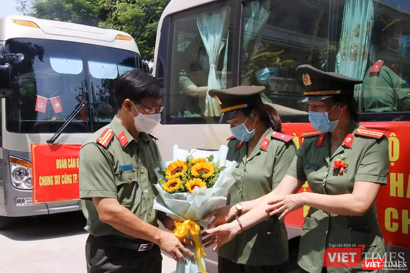 Lãnh đạo Bệnh viện 199 tặng hoa cho cán bộ chiến sĩ lên đường làm nhiệm vụ
