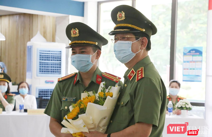 Thượng tướng Nguyễn Văn Sơn - Thứ trưởng Bộ Công an - tặng hoa, động viên đoàn công tác lên đường