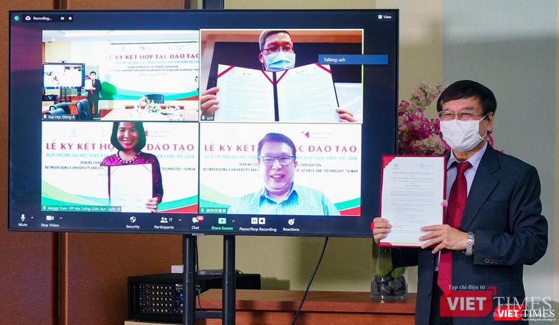 Ông Lương Minh Sâm, Chủ tịch Hội đồng trường ĐH Đông Á và đại diện ĐH Khoa học Kỹ thuật Chien Hsin (Đài Loan) tại buổi ký kết