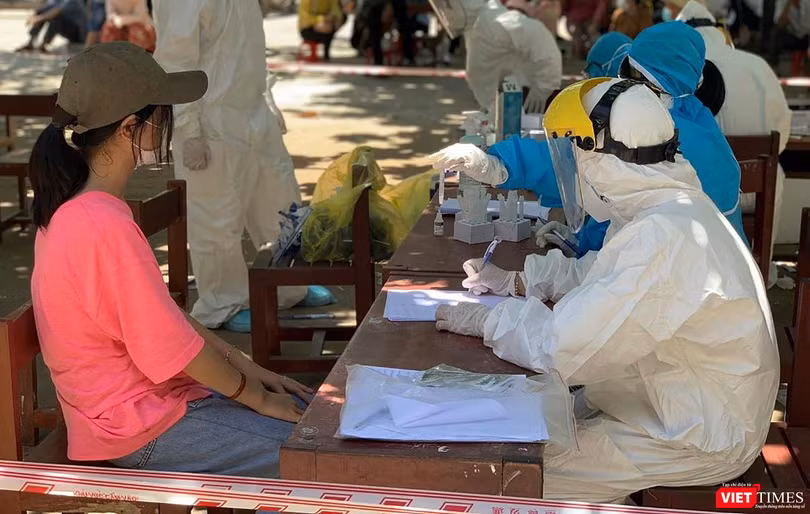 Lực lượng y tế lấy mẫu xét nghiệm sàng lọc bệnh nhân COVID-19
