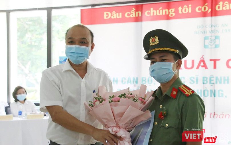 Ông Lê Quang Nam - Phó Chủ tịch UBND TP. Đà Nẵng - tặng hoa cho đại diện đoàn y bác sĩ