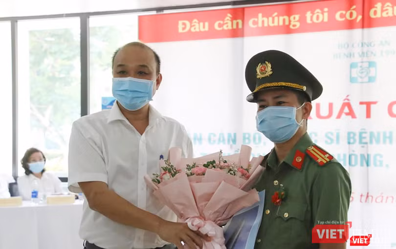 Ông Lê Quang Nam - Phó Chủ tịch UBND TP. Đà Nẵng - tặng hoa cho đại diện đoàn y bác sĩ